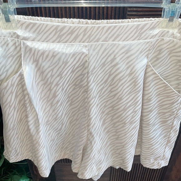 Glam Satin Shorts Pleated Hi Waist 3” Rise Ivory Animal Print New w/Tags Sz M - Picture 11 of 12